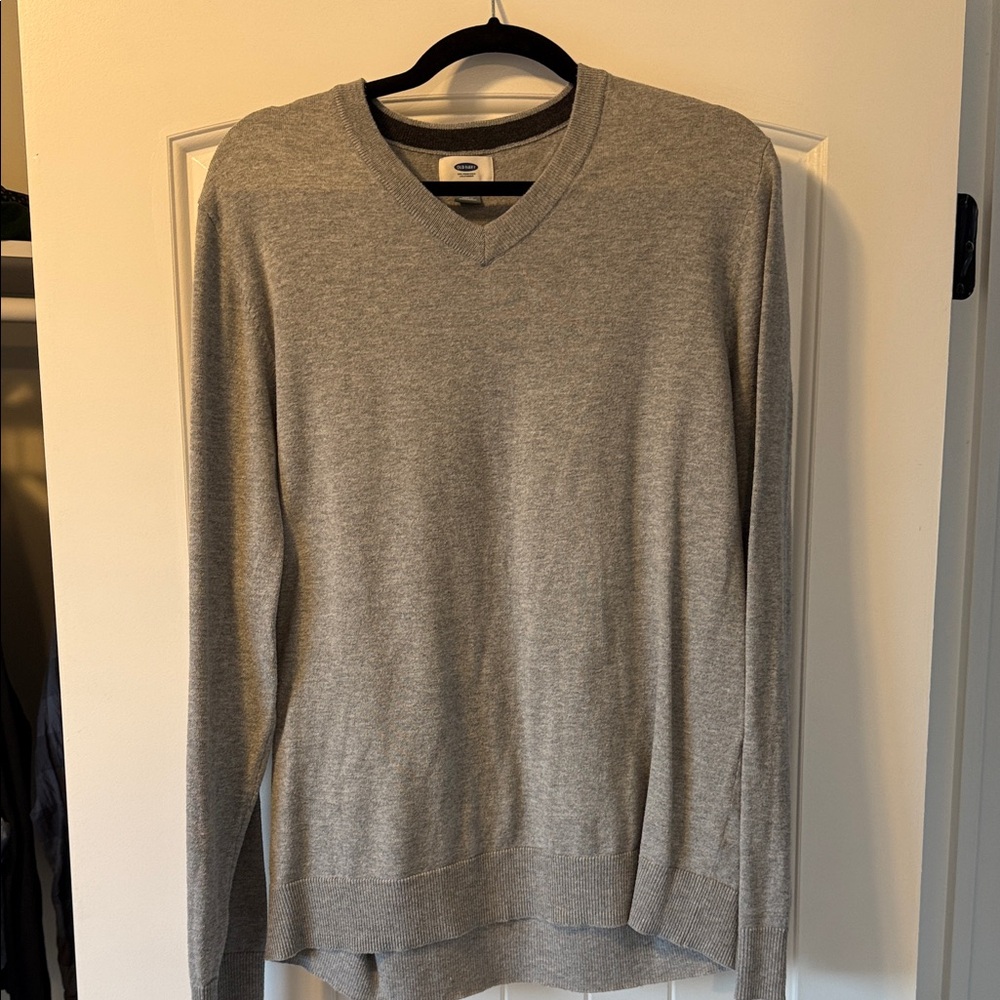 Old Navy Men's V-Neck Sweater in Light Gray